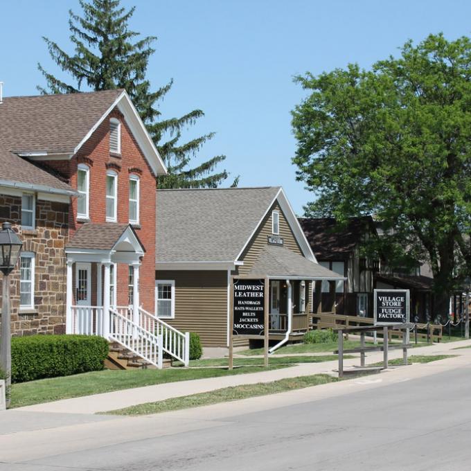 Amana Colonies 聚居地位于爱荷华城西北方离城区 20 分钟路程的位置,由德国虔信派教徒(German Pietists)在 18 世纪时建立,这里如今已经变成了一处旅游景点,有许多以德国元素为主题的餐厅、多个木工坊、一个啤酒厂,还有一些工艺品商店。 Amana Colonies 聚居地位于爱荷华城西北方离城区 20 分钟路程的位置,由德国虔信派教徒(German Pietists)在 18 世纪时建立,这里如今已经变成了一处旅游景点,有许多以德国元素为主题的餐厅、多个木工坊、一个啤酒厂,还有一些工艺品商店。