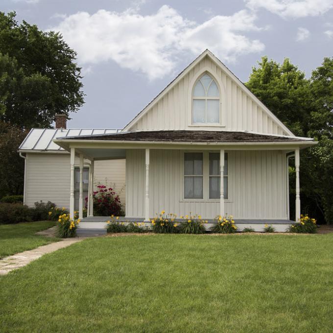 爱荷华州的著名艺术家格兰特·伍德在他位于锡达拉皮兹的工作室内描绘出了“美国哥特式”的经典画面。