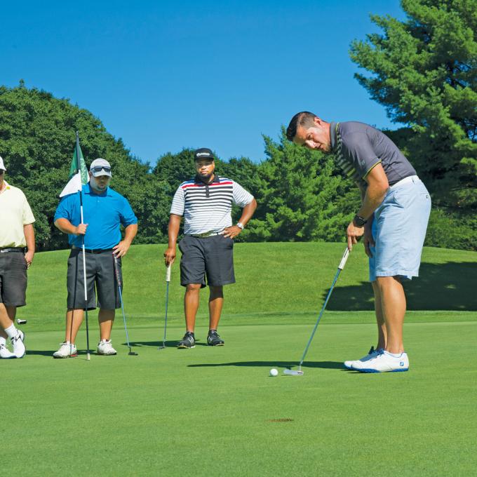 在 McCann 高尔夫球场的果岭上