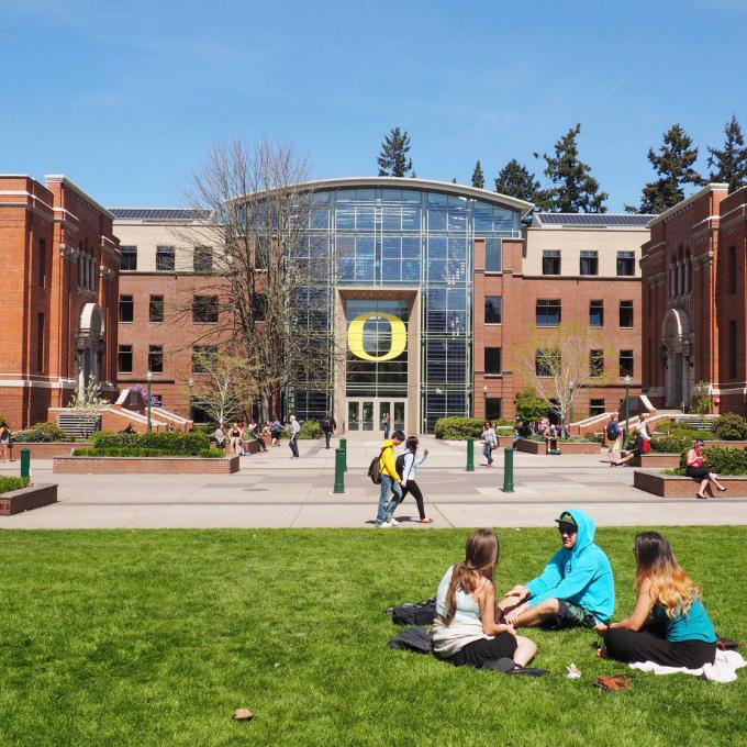 前往位于尤金的俄勒冈大学享受校园春光 前往位于尤金的俄勒冈大学享受校园春光