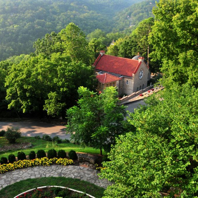 参观圣伊丽莎白天主教堂（St. Elizabeth’s Catholic Church）时，您不需要通过大门，可以直接从钟楼进入。