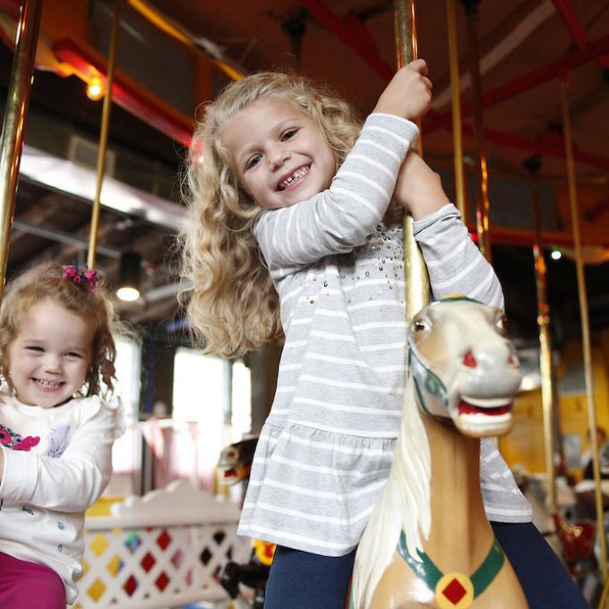 赫舍尔旋转木马工厂博物馆微笑的众人