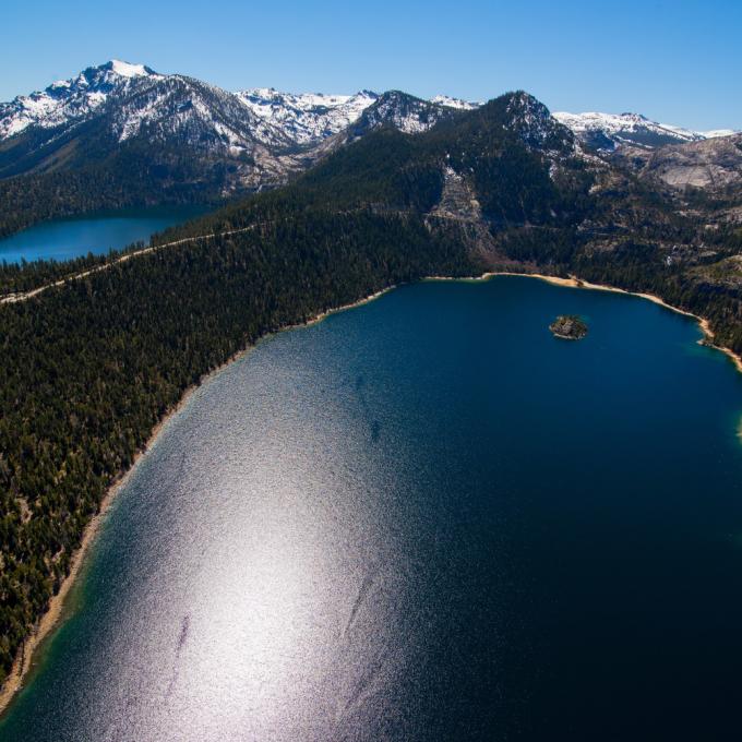 太浩湖深蓝的湖水