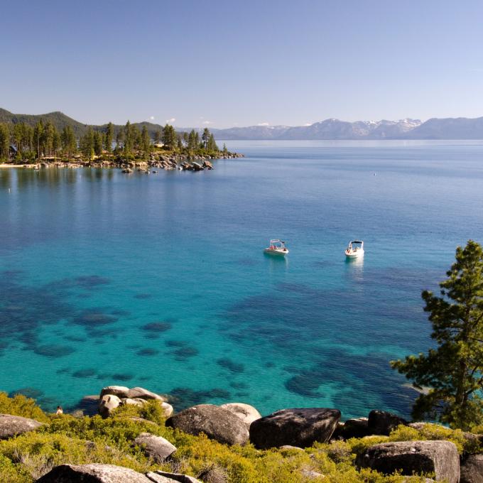 如水晶般清澈纯净的湖水