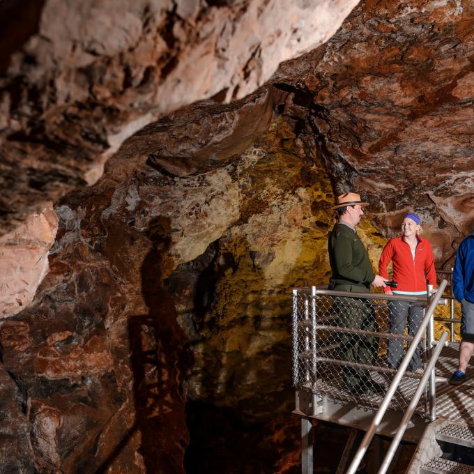 在宝石洞里和导游聊天