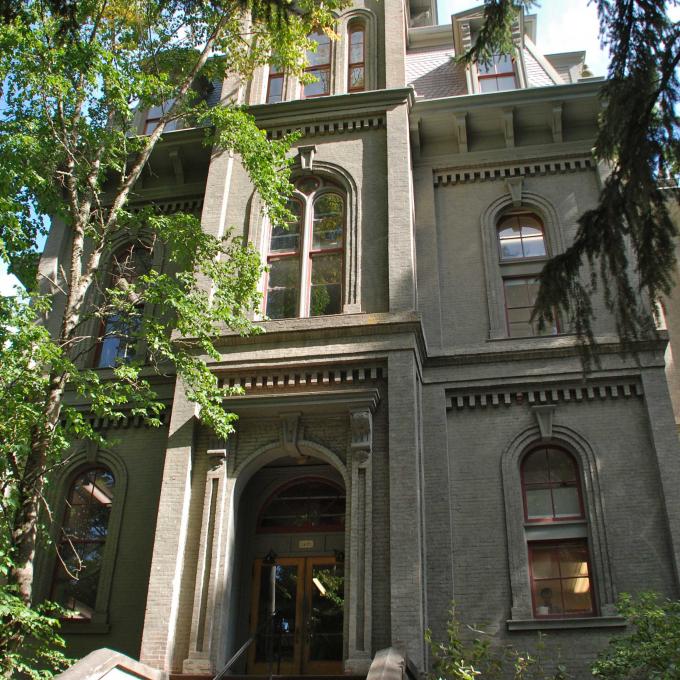 尤金俄勒冈大学校园内的 Deady Hall 建筑 尤金俄勒冈大学校园内的 Deady Hall 建筑