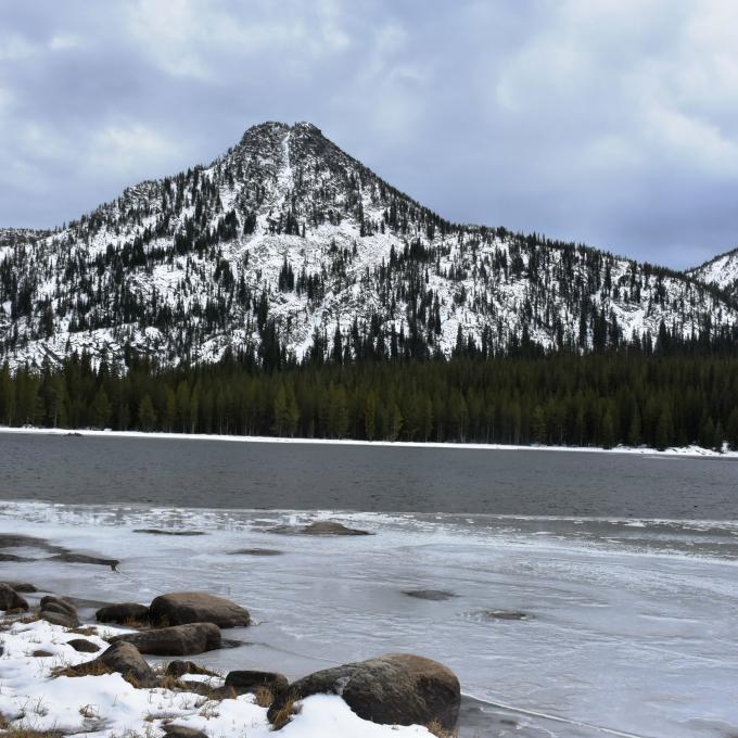 俄勒冈州安东尼湖高山度假村内的湖泊和高山风光