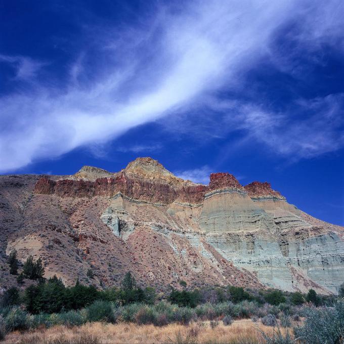 在俄勒冈州约翰迪化石床国家纪念区欣赏古老的地质地貌
