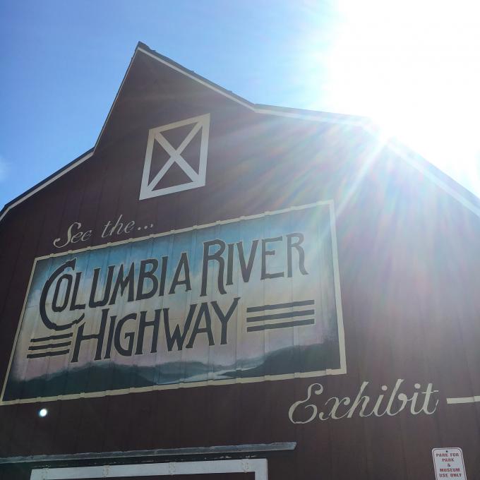 俄勒冈州哥伦比亚河公路旁的广告艺术
