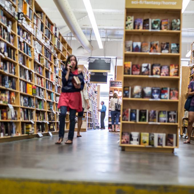 在俄勒冈州波特兰市鲍威尔书店的书架旁徜徉