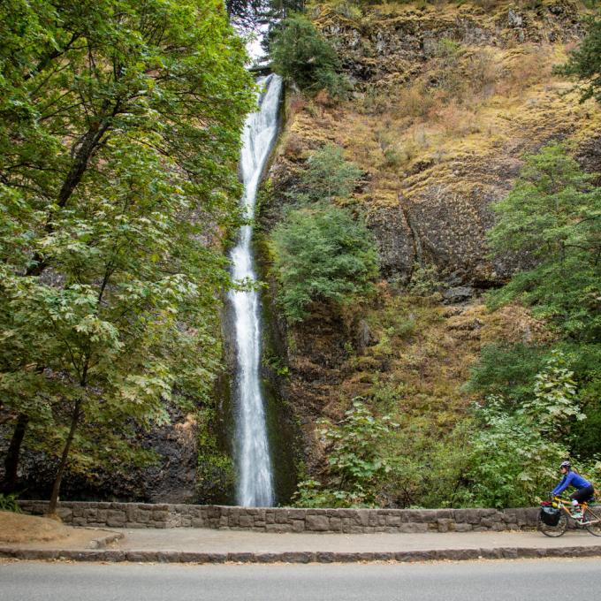 俄勒冈州哥伦比亚河谷的众多瀑布之一