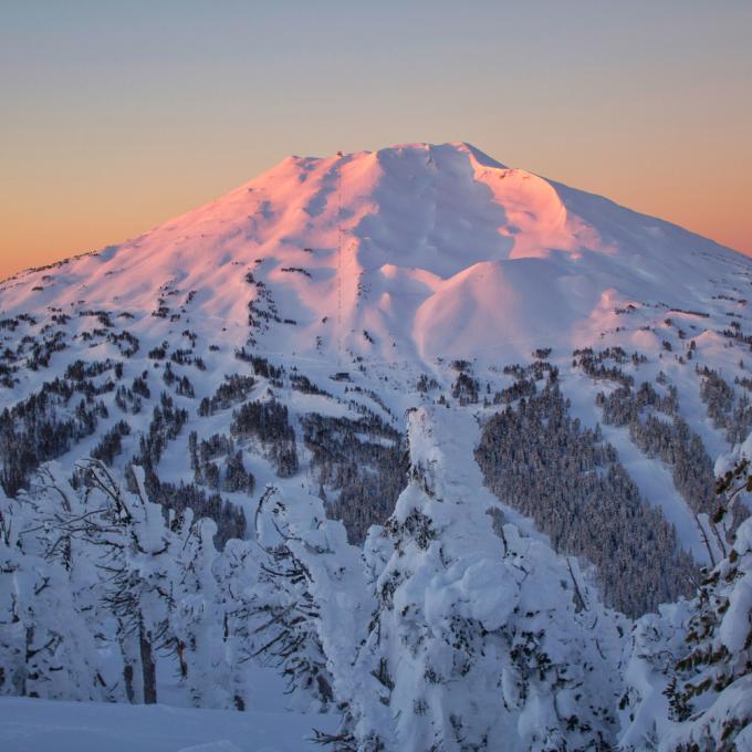 俄勒冈中部地区白雪覆盖的巴奇勒山