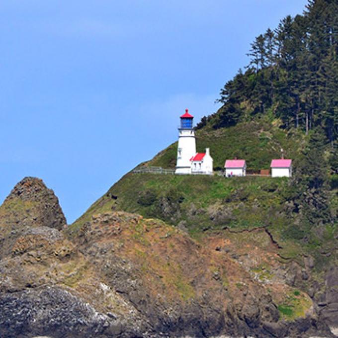 俄勒冈州弗洛伦斯的哈萨塔角灯塔景致