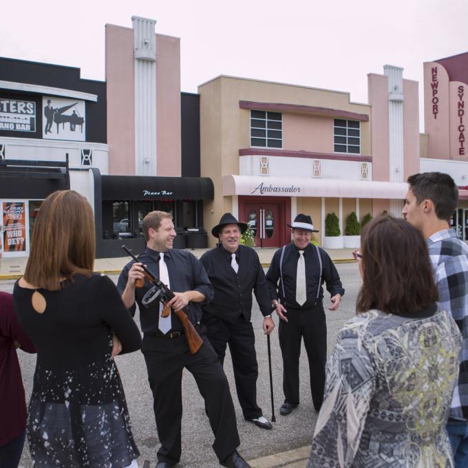 肯塔基州北部美国遗产之旅中的演员重现了该市博彩时代的场景 肯塔基州北部美国遗产之旅中的演员重现了该市博彩时代的场景