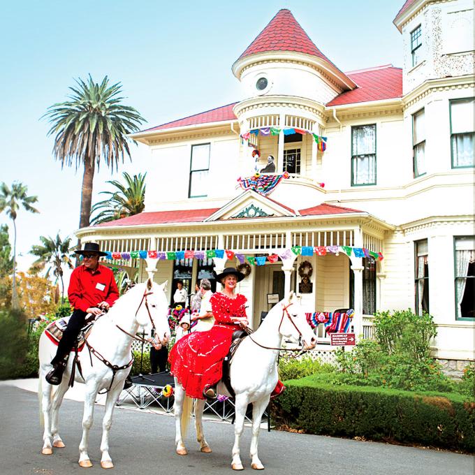 在卡玛利洛牧场别墅骑上卡玛利洛白马游览