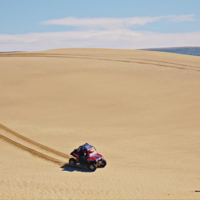 穿越怀俄明州 Killpecker Sand Dunes 沙丘的全地形车
