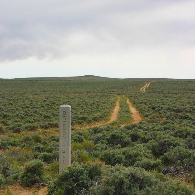 在怀俄明州甘霖县的平原上仍然可以找到开拓者路线