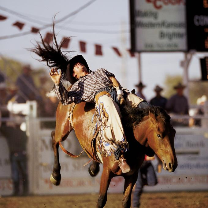 在堪萨斯 Dodge City Roundup Rodeo 牛仔竞技活动上一试身手