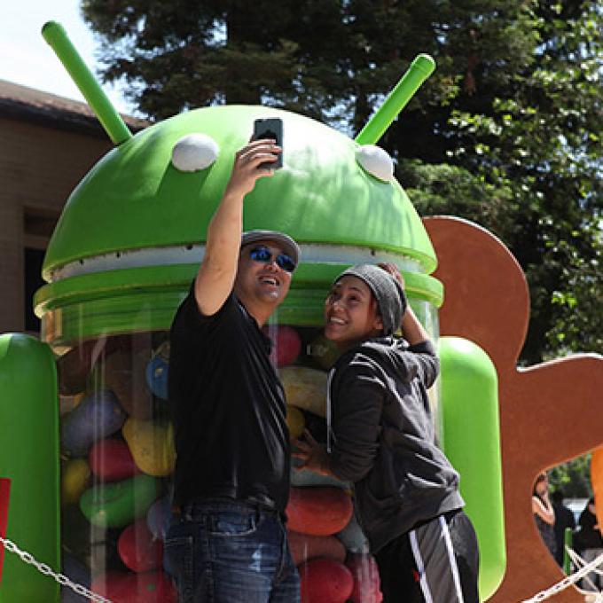 在 Google Statue Garden 塑像园和安卓机器人一起来张自拍