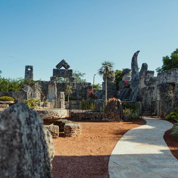 珊瑚城堡（Coral Castle）由爱德华·莱兹卡尔宁（Edward Leedskalnin）设计建造，并于 1923 年至 1951 年在迈阿密雕刻完成