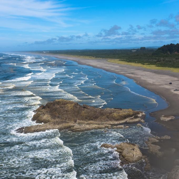 华盛顿州长滩半岛海岸线的鸟瞰图