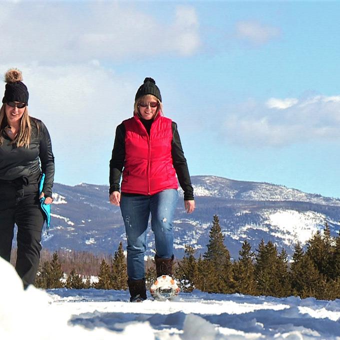 雪鞋健行，冬季游览西黄石的一种方式