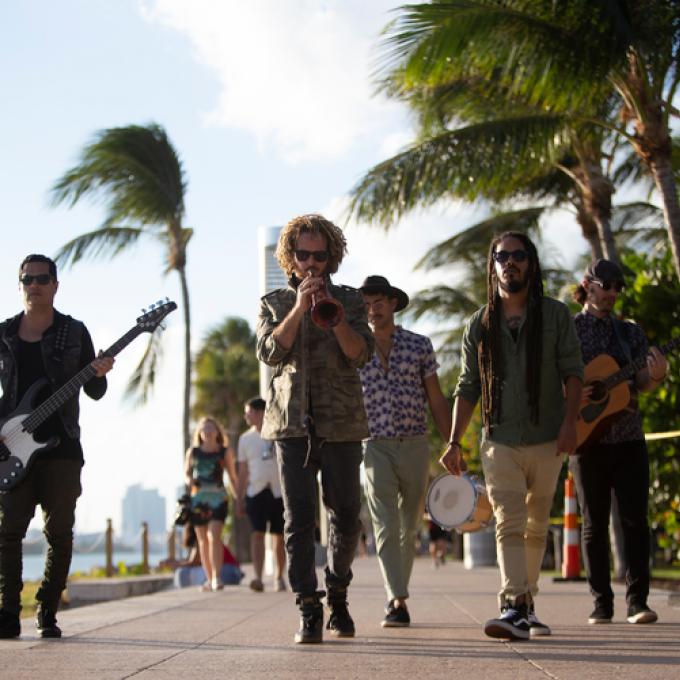 佛罗里达州迈阿密海滩上的 Xperimento 乐队 佛罗里达州迈阿密海滩上的 Xperimento 乐队