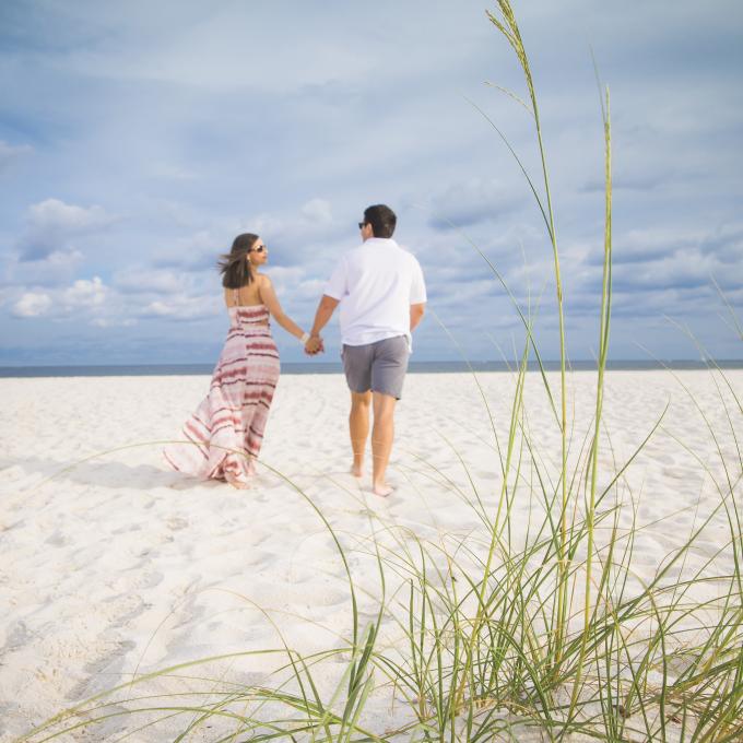 漫步在阿拉巴马州墨西哥湾海岸和奥兰治海滩的白沙海滩上