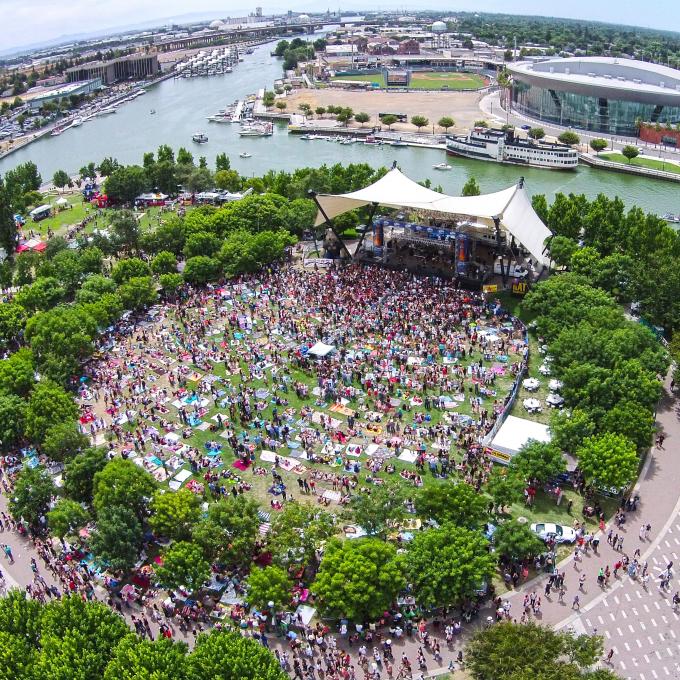 鸟瞰加利福尼亚州斯托克顿的水滨美景