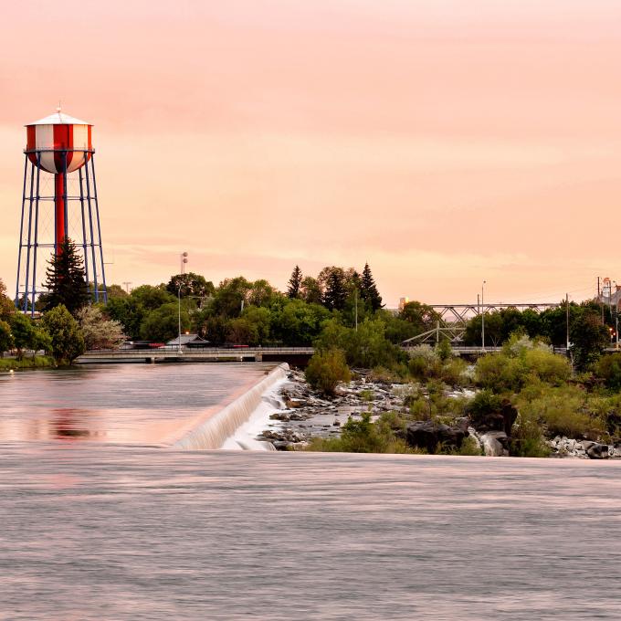 爱达荷州爱达荷福尔斯市中心的瀑布十分著名