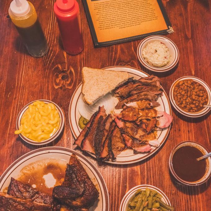 肯塔基州欧文斯伯勒，盘中盛着美味的羊肉烧烤和配菜