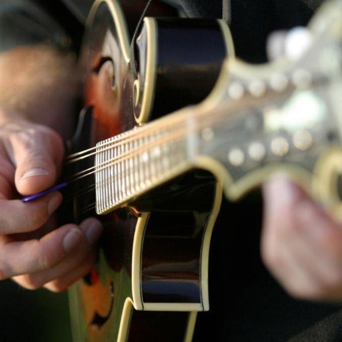 肯塔基州欧文斯伯勒的一位蓝草吉他弹奏者