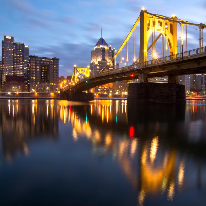 宾夕法尼亚州匹兹堡,夜晚的罗贝托克列门提大桥 宾夕法尼亚州匹兹堡,夜晚的罗贝托克列门提大桥