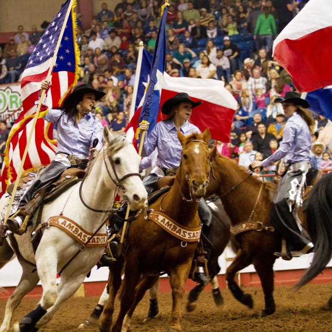 德克萨斯州圣安吉洛牛仔竞技表演中的女性参与者