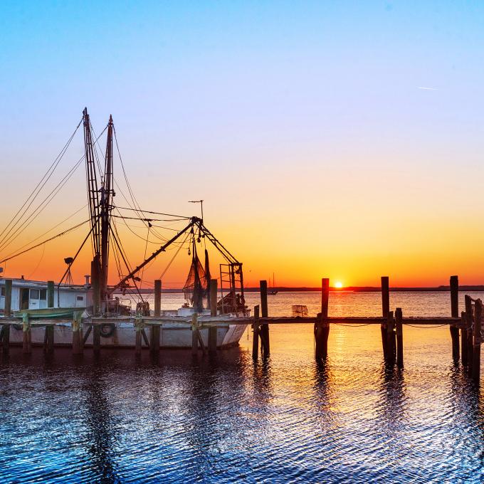 一艘捕虾船停靠在佛罗里达州费南迪纳比奇市中心的阿米莉亚河上