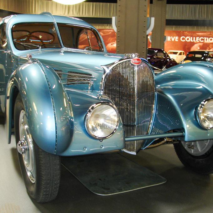 加利福尼亚州奥克斯纳德穆林汽车博物馆内展出的 1936 年 Bugatti Type 57SC Atlantic 加利福尼亚州奥克斯纳德穆林汽车博物馆内展出的 1936 年 Bugatti Type 57SC Atlantic