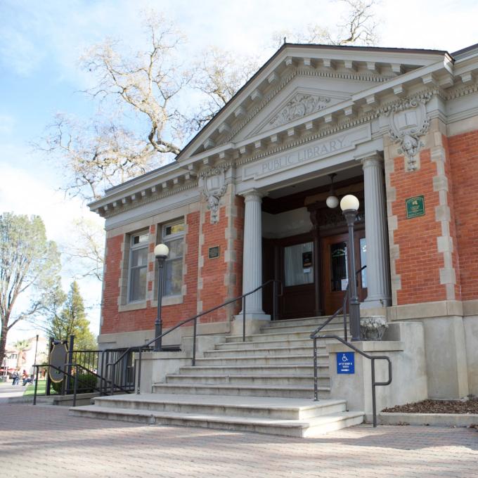 位于加州帕索罗布尔斯市中心的卡内基图书馆