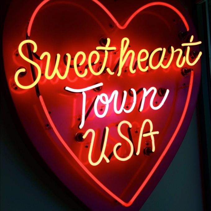 在拉夫兰博物馆和画廊闪耀的霓虹标志向科罗拉多州拉夫兰致敬