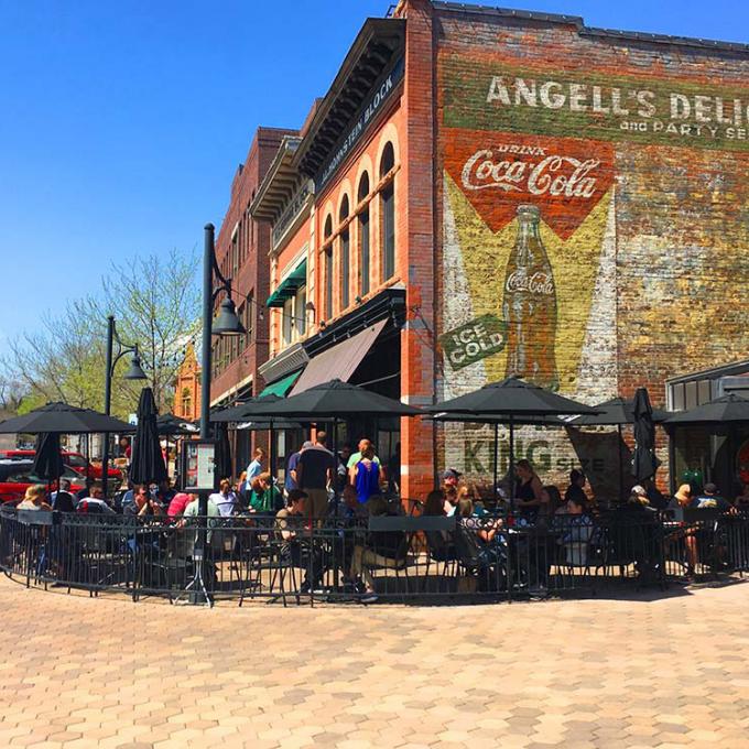 在科罗拉多州柯林斯堡市中心享受户外用餐的乐趣