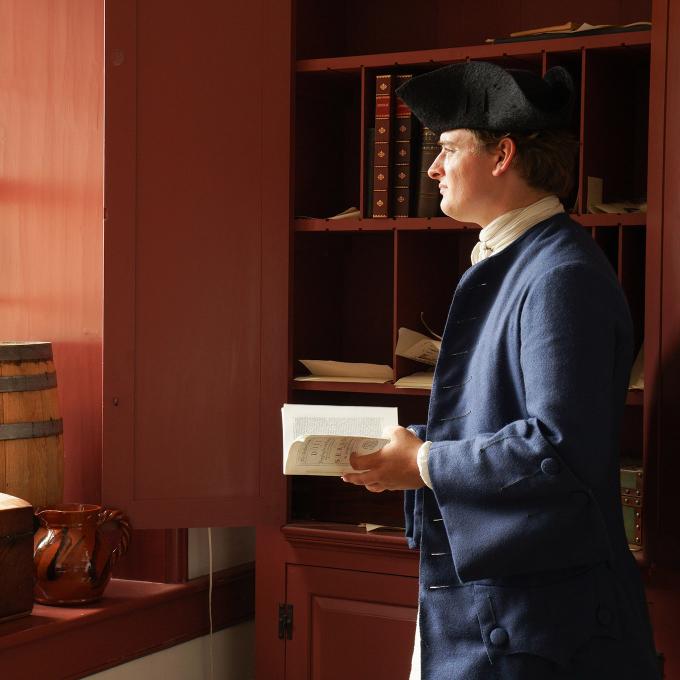 新泽西州特伦顿旧军营博物馆里穿着历史服饰的演员