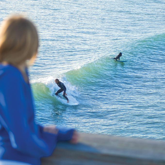 在佛罗里达州的韦斯特盖特可可海滩码头观看冲浪者乘风踏浪