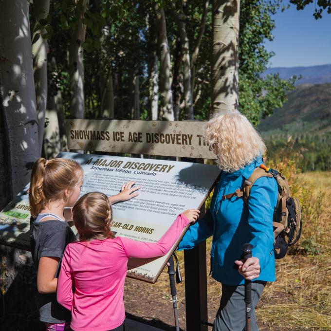 科罗拉多州斯诺马斯村冰河时代探索中心（Ice Age Discovery Center）附近天然小径上的讲解标志