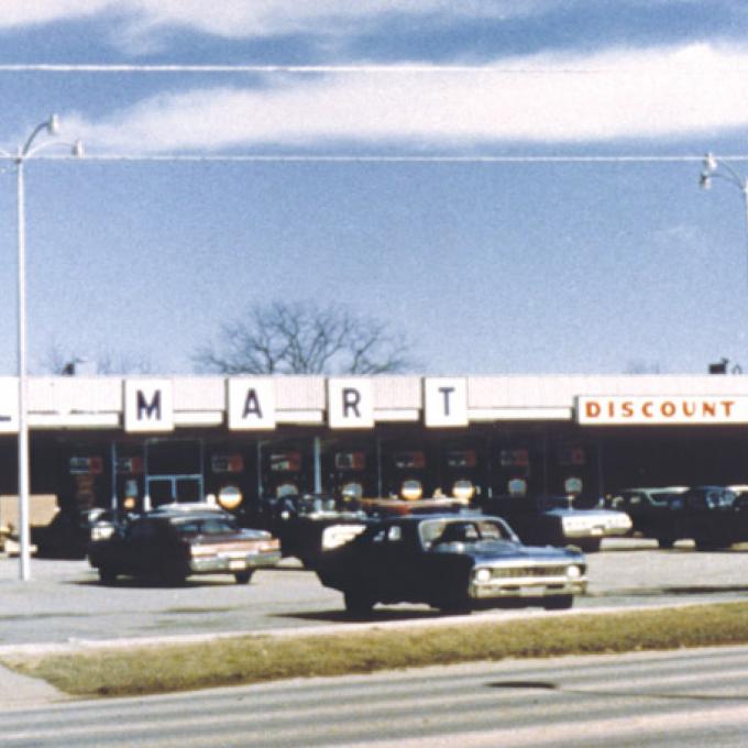 阿肯色州罗杰斯第一家沃尔玛折扣城 (Walmart Discount City) 的档案照片