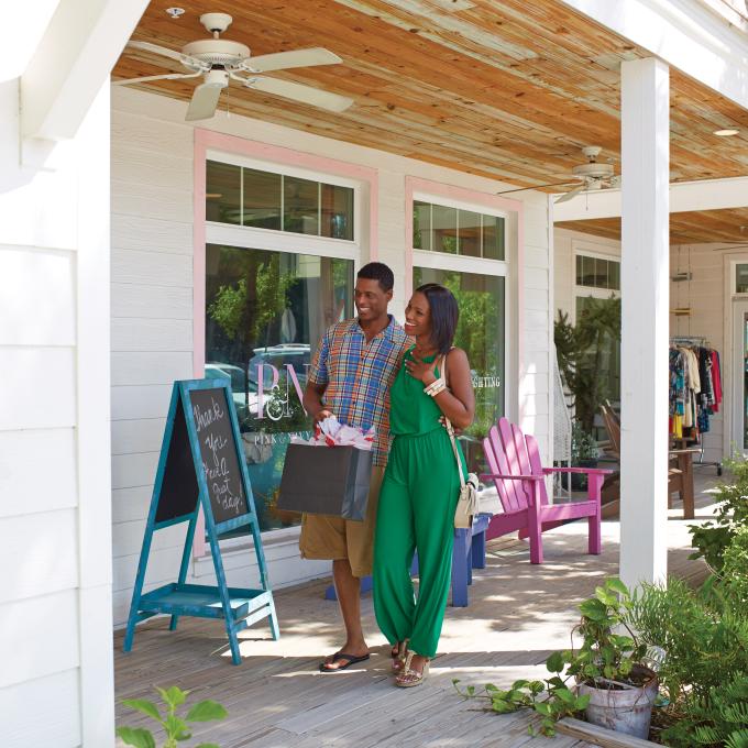 在佛罗里达州安娜玛丽亚岛的 Pine Avenue 购物