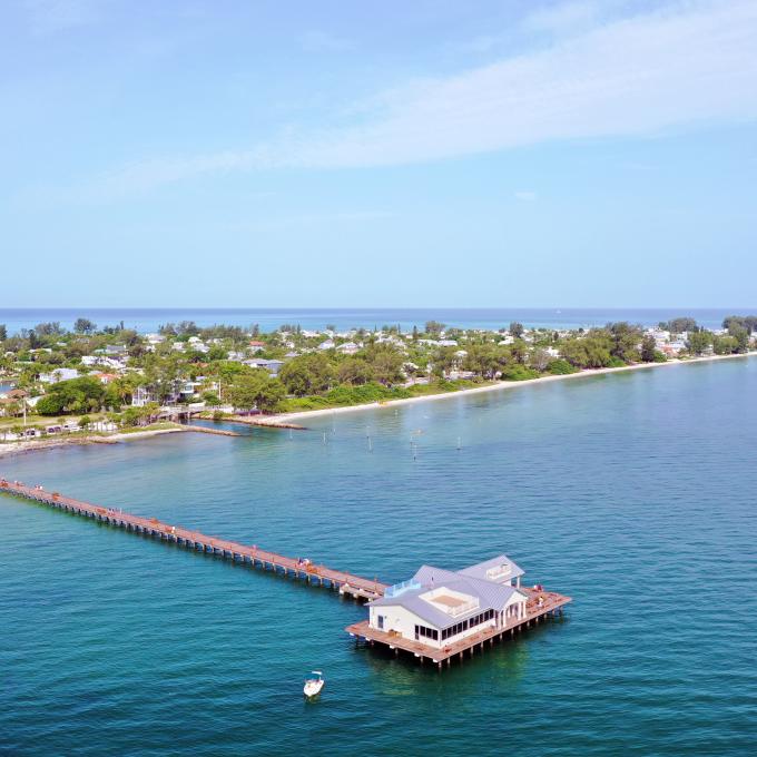 鸟瞰佛罗里达州的安娜玛丽亚岛城市码头