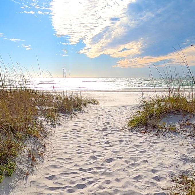 通往佛罗里达州布雷登顿附近海滩的柔软沙路