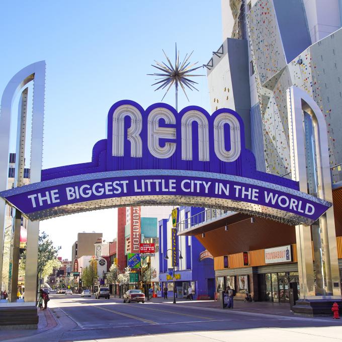 Virginia Street 街上的里诺拱门