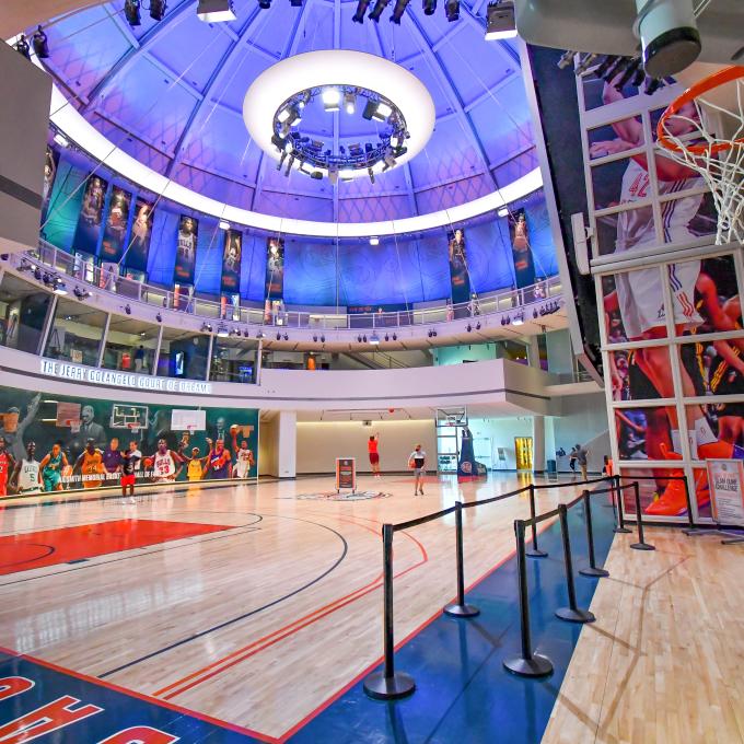 1891 年，John Naismith 在斯普林菲尔德发明了篮球。而今，游客可到奈史密斯篮球名人堂 (Naismith Memorial Basketball Hall of Fame) 参观。