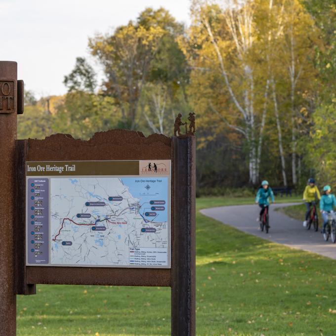 讲解标志详细讲述了人类在密西根州马奎特铁矿历史小径上的聚居历史 讲解标志详细讲述了人类在密西根州马奎特铁矿历史小径上的聚居历史