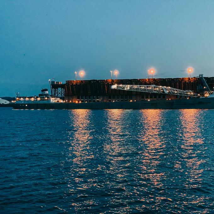 夜晚的密西根州马奎特苏必利尔湖和伊什珀明矿石码头 夜晚的密西根州马奎特苏必利尔湖和伊什珀明矿石码头